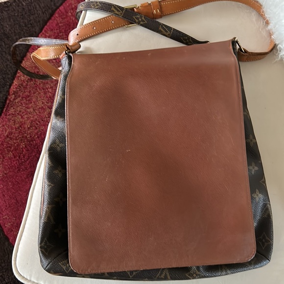 LV Musette Bag with Dust bag and a additional LV Strap - Picture 8 of 13